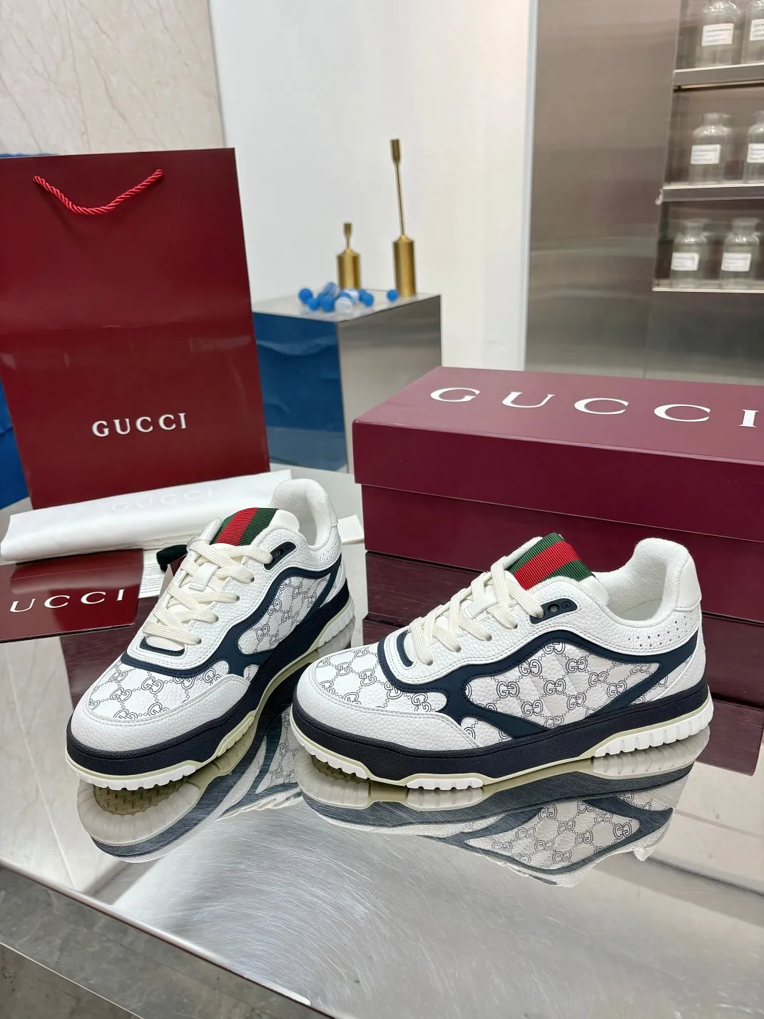 Men's Men's Shoes 💰660 Gucci Gucci's latest hot-selling series of high and low-top distressed couple sneakers are shipped. Original purchase, development and production. This high-low top sneaker adopts a basketball-style silhouette design, cleverly integrated with hollow panels and distressed effects, showing its unique ingenuity. The ingenuity incorporates brand logo details such as interlocking Double G styling accessories and Gucci lettering, a low-key tribute to the brand's design heritage.  ▪️ Fabric: Original customized imported first-layer cowhide ▪️ Lining: Sweat-absorbent and deodorant towel lining ▪️ Sole: Original molded TPU sole ▪️ Sole thickness: 3cm ▪️ Size: Male 39-46 (46 customized)